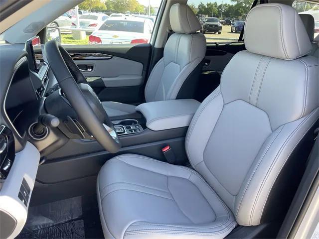Photo of 2025 Lunar Silver Honda Pilot