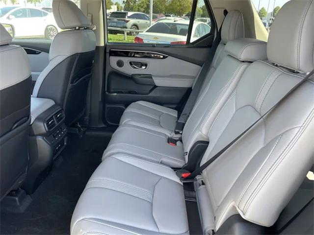 Photo of 2025 Lunar Silver Honda Pilot