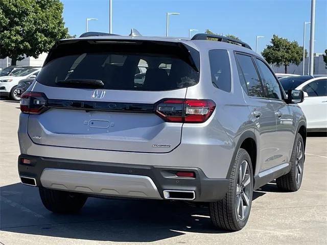 Photo of 2025 Lunar Silver Honda Pilot