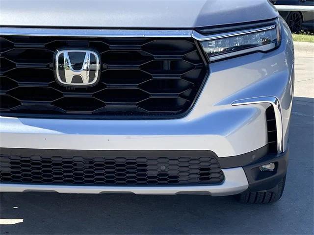 Photo of 2025 Lunar Silver Honda Pilot