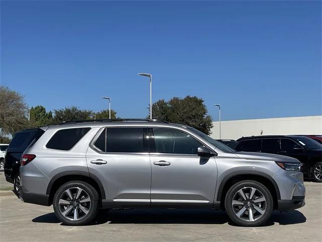 Photo of 2025 Lunar Silver Honda Pilot