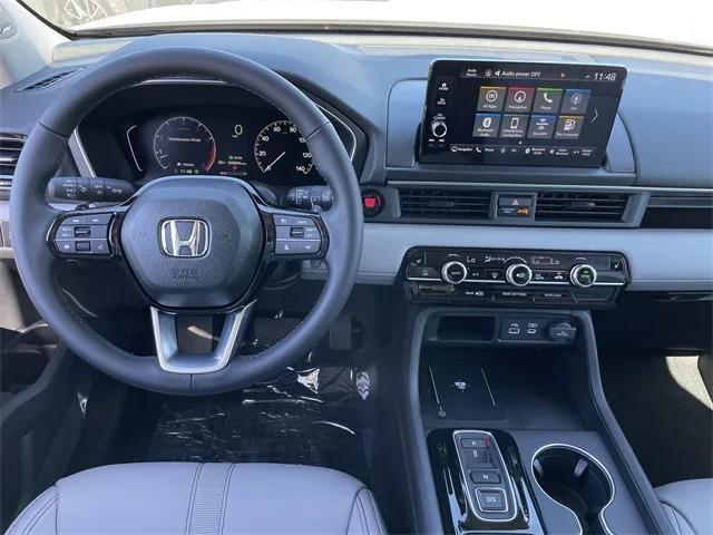 Photo of 2025 Lunar Silver Honda Pilot