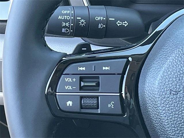 Photo of 2025 Lunar Silver Honda Pilot