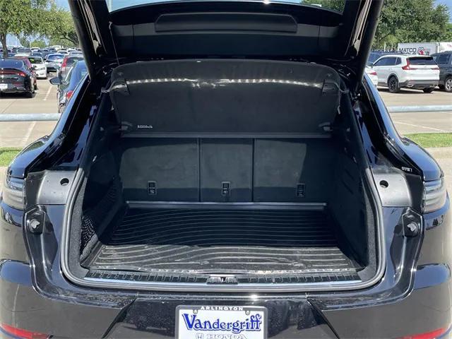 Photo of 2022 Black Porsche Cayenne