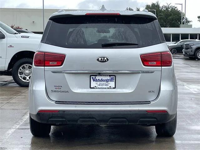 Photo of 2021 Silky Silver Kia Sedona