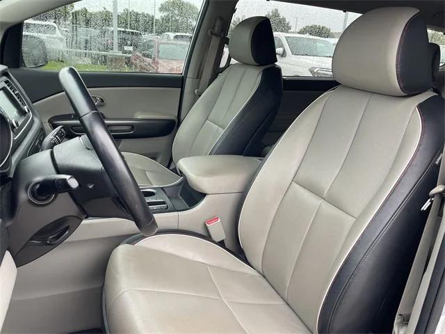 Photo of 2021 Silky Silver Kia Sedona