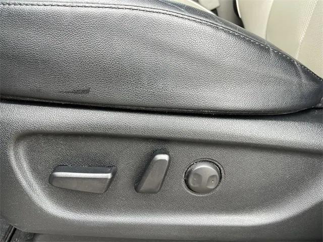 Photo of 2021 Silky Silver Kia Sedona