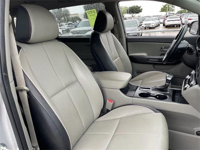 Photo of 2021 Silky Silver Kia Sedona