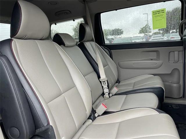 Photo of 2021 Silky Silver Kia Sedona