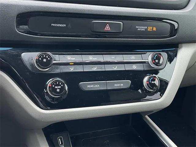 Photo of 2021 Silky Silver Kia Sedona