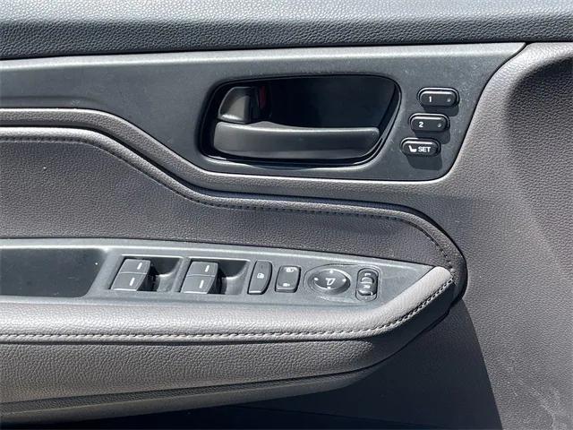 Photo of 2023 Lunar Silver Metallic Honda Odyssey