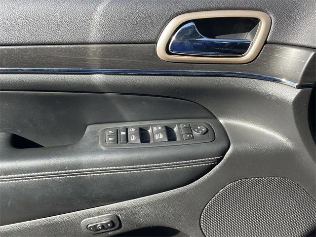 Photo of 2015 Brilliant Black Crystal Pearlcoat Jeep Grand Cherokee