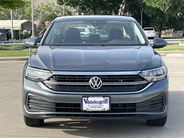 Photo of 2023 Platinum Gray Volkswagen Jetta