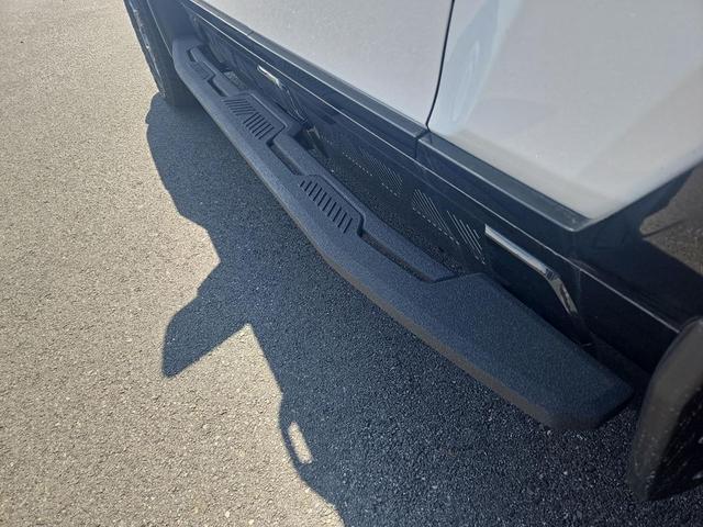 Photo of 2025 Interstellar White GMC HUMMER EV Pickup