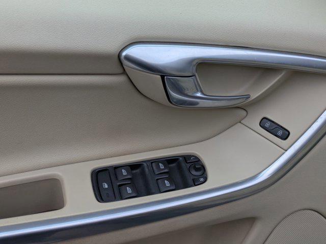 Photo of 2015 Power Blue Metallic Volvo XC60