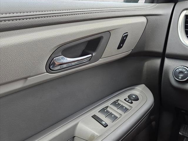 Photo of 2014 Silver Ice Metallic Chevrolet Traverse