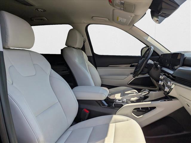 Photo of 2023 Ebony Black Kia Telluride