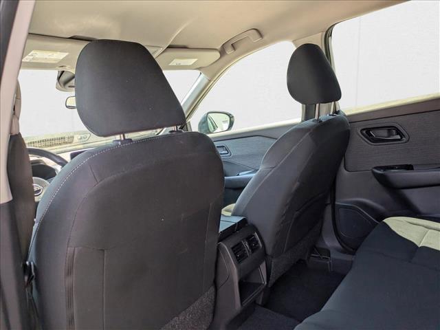 Photo of 2023 Glacier White Nissan Rogue
