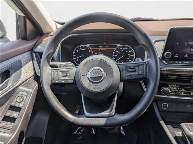 Photo of 2023 Glacier White Nissan Rogue