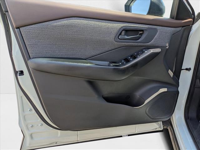 Photo of 2023 Glacier White Nissan Rogue
