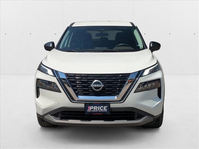 Photo of 2023 Glacier White Nissan Rogue