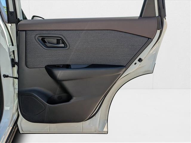 Photo of 2023 Glacier White Nissan Rogue