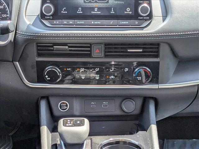 Photo of 2023 Glacier White Nissan Rogue