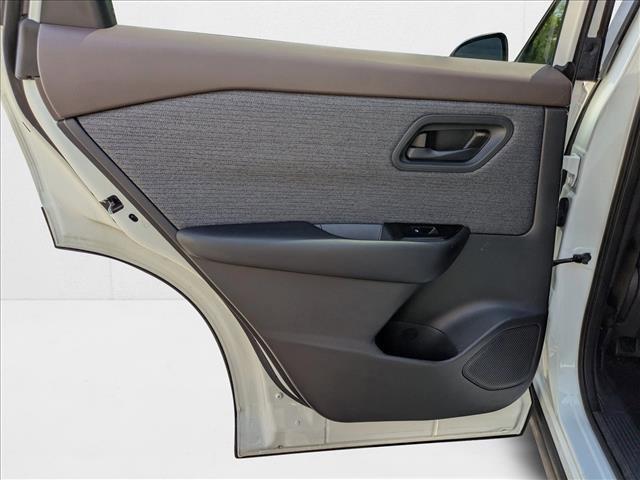 Photo of 2023 Glacier White Nissan Rogue