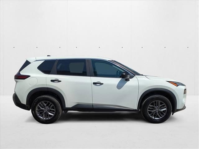 Photo of 2023 Glacier White Nissan Rogue