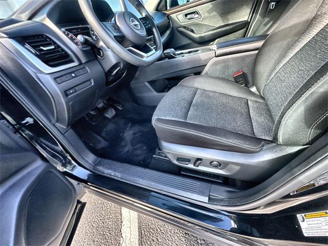 Photo of 2022 Super Black Nissan Rogue