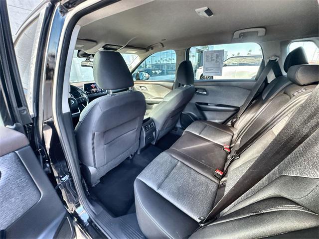 Photo of 2022 Super Black Nissan Rogue
