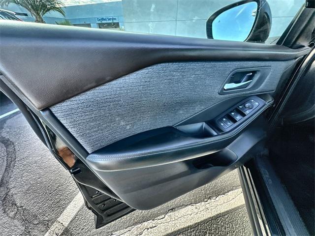 Photo of 2022 Super Black Nissan Rogue
