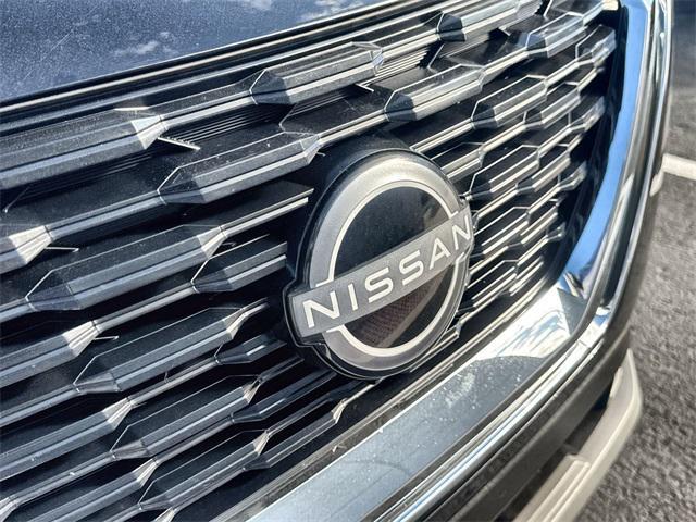 Photo of 2022 Super Black Nissan Rogue