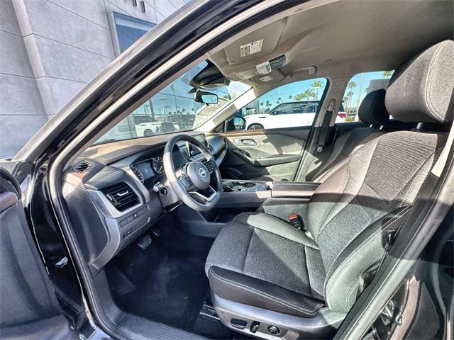 Photo of 2022 Super Black Nissan Rogue