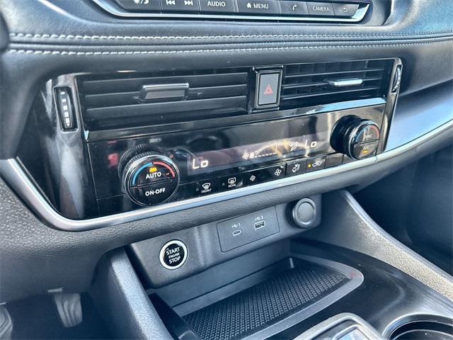 Photo of 2022 Super Black Nissan Rogue