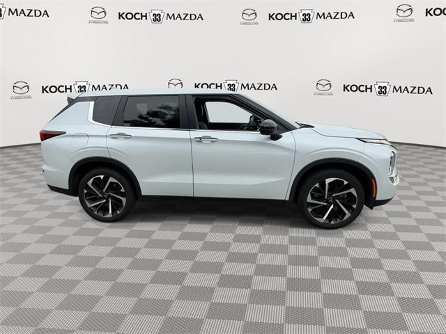 Photo of 2022 White Mitsubishi Outlander