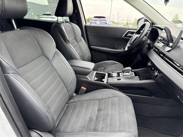 Photo of 2022 White Mitsubishi Outlander