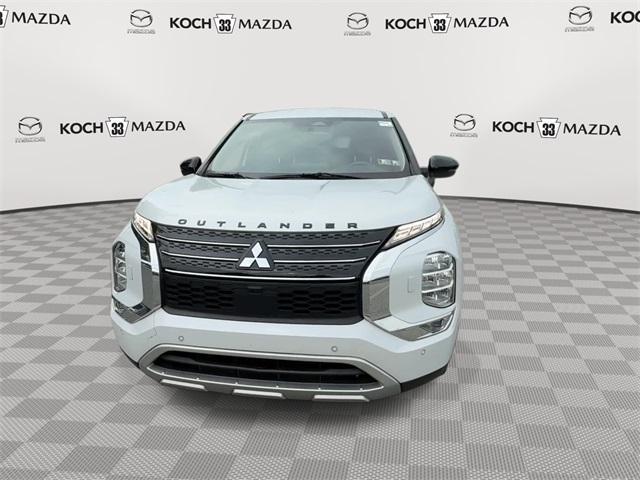 Photo of 2022 White Mitsubishi Outlander