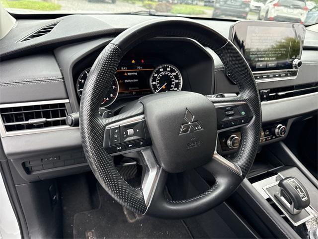 Photo of 2022 White Mitsubishi Outlander