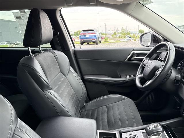 Photo of 2022 White Mitsubishi Outlander