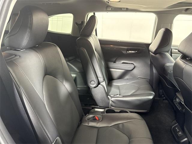 Photo of 2023 Gray Toyota Highlander Hybrid