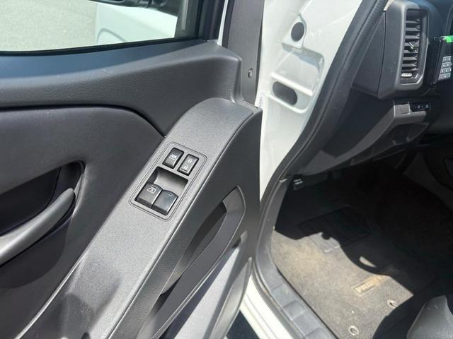 Photo of 2023 Glacier White Nissan Frontier