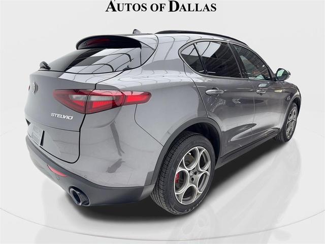 Photo of 2022 Vesuvio Gray Metallic Alfa Romeo Stelvio