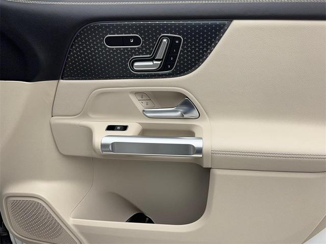 Photo of 2025 White Mercedes-Benz GLB 250