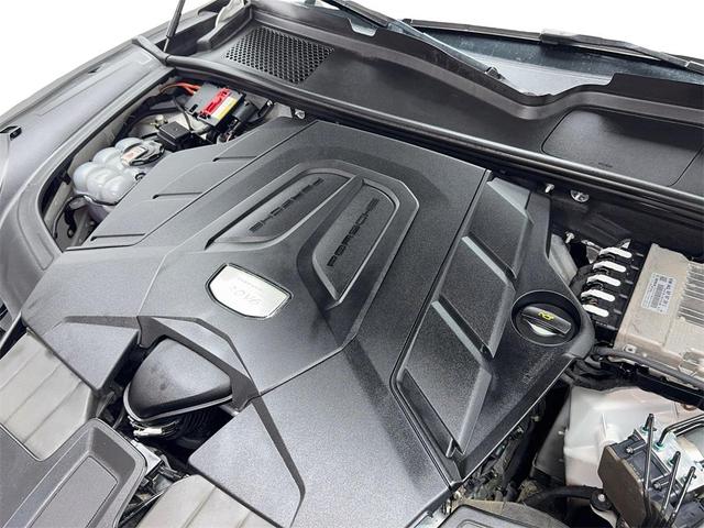 Photo of 2022 White Porsche Cayenne