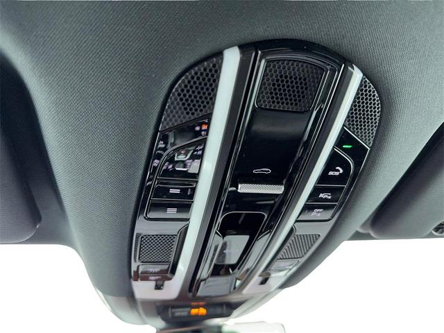 Photo of 2022 White Porsche Cayenne
