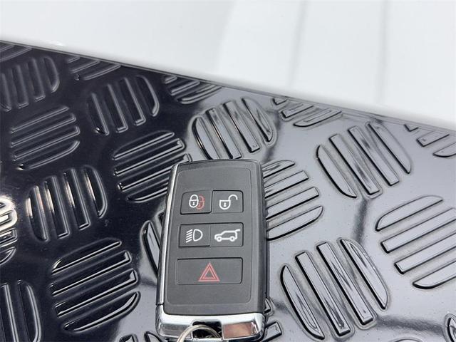 Photo of 2024 Fuji White Land Rover Defender