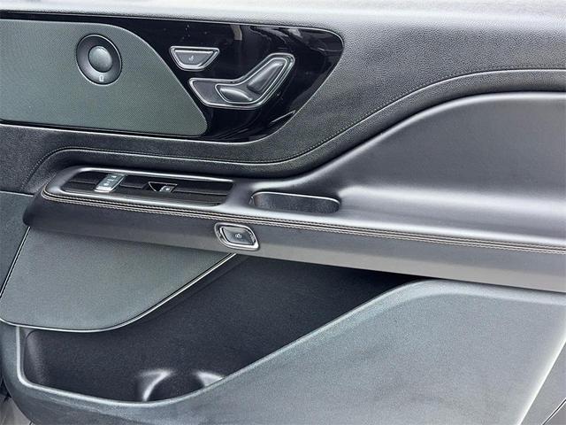 Photo of 2024 Infinite Black Metallic Clearcoat Lincoln Aviator