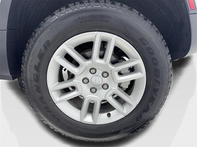 Photo of 2024 Fuji White Land Rover Defender