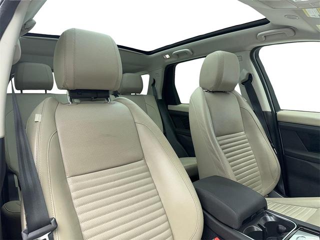 Photo of 2022 White Land Rover Discovery Sport